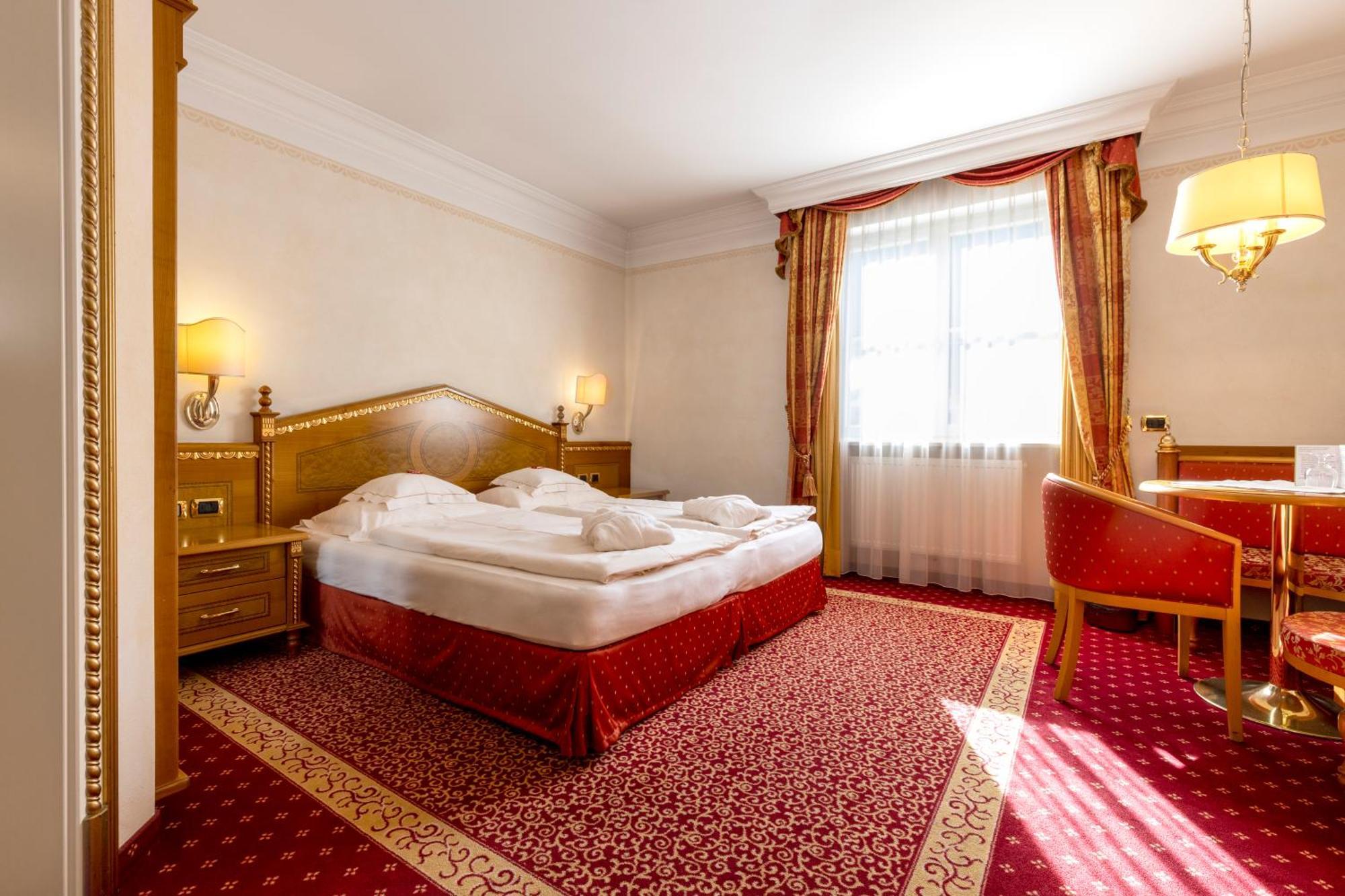 Cityhotel Goldener Adler B&B Klausen Exterior foto