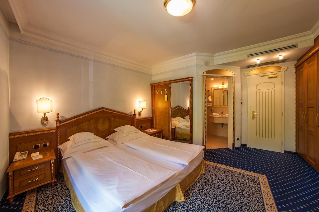 Cityhotel Goldener Adler B&B Klausen Zimmer foto