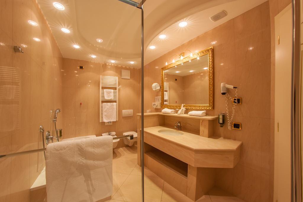 Cityhotel Goldener Adler B&B Klausen Zimmer foto