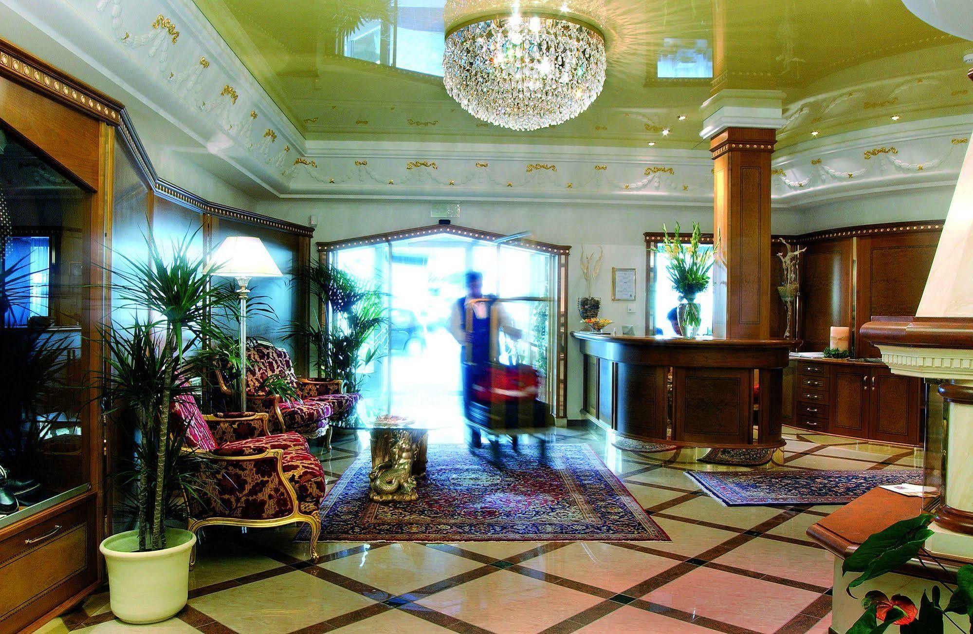 Cityhotel Goldener Adler B&B Klausen Exterior foto
